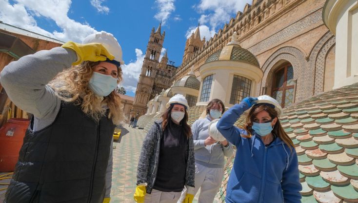 Le ragazze che rifanno il look alla Cattedrale di Palermo