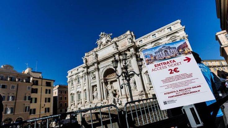 Fontana di Trevi nel mirino dei trumpiani d’Italia. “Cinquantamila firme contro ticket a due euro”