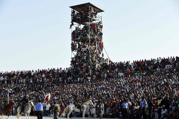 Nigeria, arrampicati sui maxischermi per vedere la partita