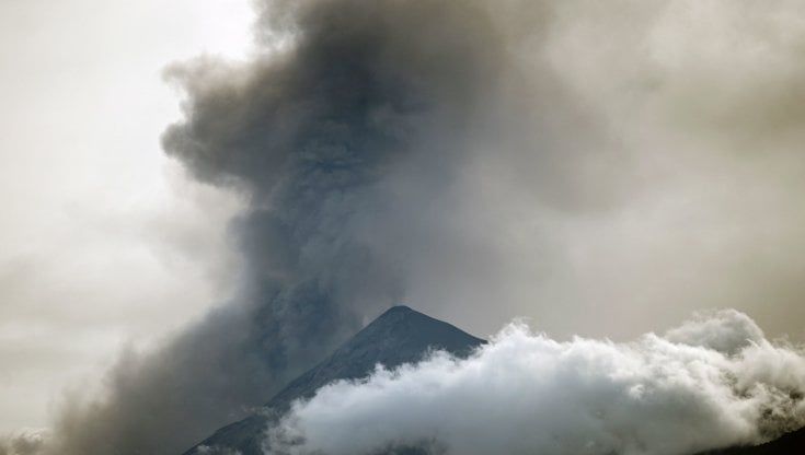 Guatemala: nuova eruzione di Fuego, "un fiume di lava"