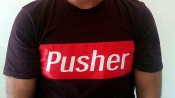 Brindisi, a spasso con la maglietta con la scritta 'pusher': arrestato con mezzo chilo di marijuana