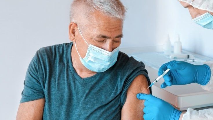 Covid, Gimbe, dopo 5 settimane si inverte la curva: i contagi risalgono, giù ricoveri e decessi. "Dieci giorni per capire se è una nuova ondata"