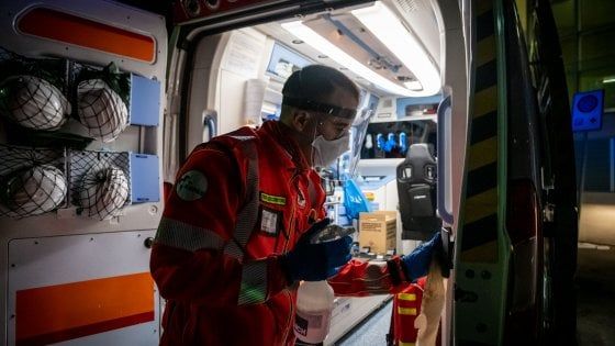 Coronavirus,  mancano le mascherine, stop temporaneo al 118 dell'AslNa2