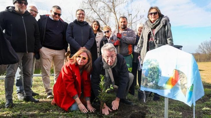 Scampia, nasce la “microforesta di comunità”:400 piantine in uno spazio verde pubblico