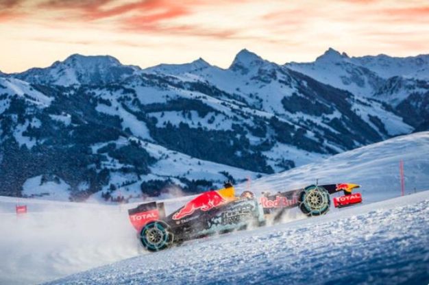 F1, l'impresa della Red Bull: scende sulle nevi di Kitzbühel