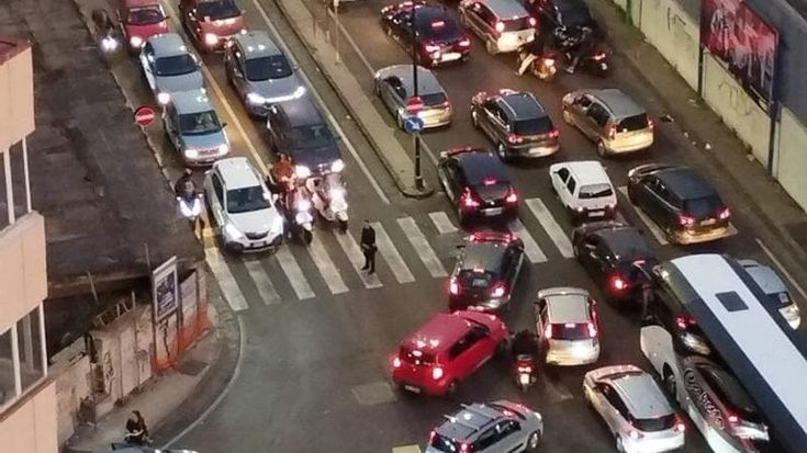 Traffico in tilt tra Tribunale e Centro direzionale: cambia dopo 24 ore la viabilità in via Aulisio e via Grimaldi