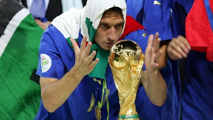 Totti e la Nazionale, dal cucchiaio all’Olanda alla notte di Berlino: 5 immagini della storia azzurra