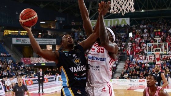 Basket, colpo doppio per Cremona: vince a Pesaro e la lascia all'ultimo posto