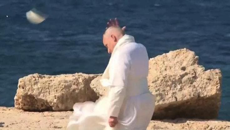 Lampedusa, l'omaggio del Papa al mare mentre il vento fa volare via lo zucchetto