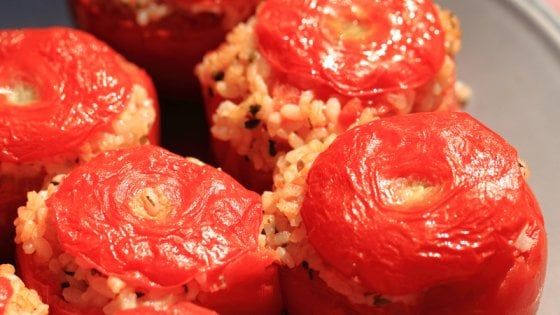 Rossi, succosi e pieni di riso: i pomodori ripieni al forno