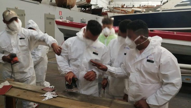 Minori stranieri a lezione di mare, per riparare una barca storica