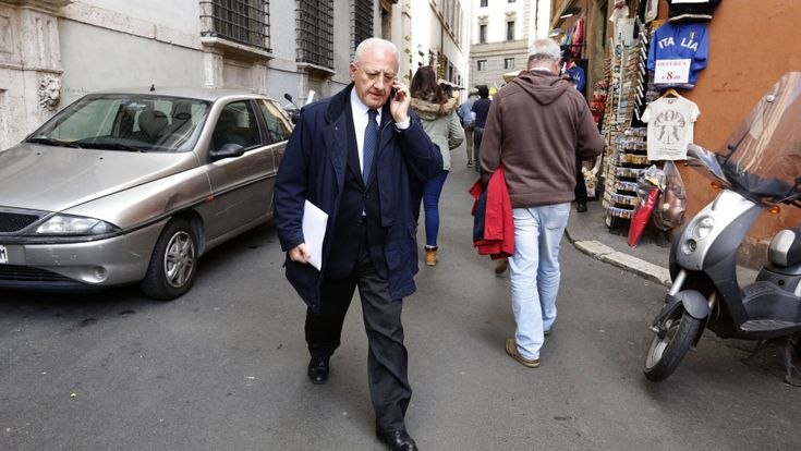 Elezioni regionali, in Campania partita doppia: Costa insidia De Luca, La Lega sfratta Caldoro