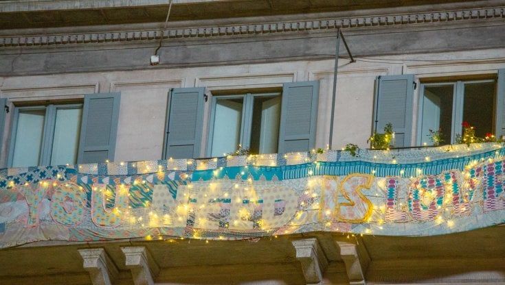 Luci e alberi per un Natale meno buio a Milano