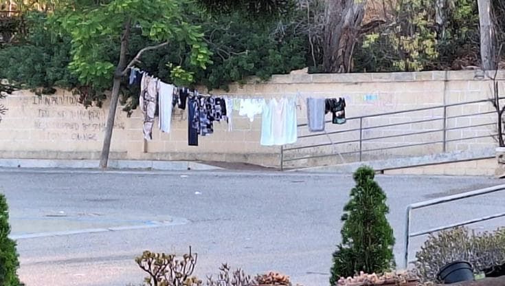 Gallipoli, bucato steso ad asciugare nel parcheggio del cimitero. L’ex sindaco: “Indecoroso”