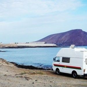 Coniugi piemontesi da due mesi bloccati in camper su una spiaggia del Marocco