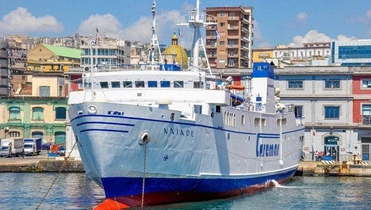 Ischia e Procida, traghetti a rischio per la protesta dei tir: scarseggiano carburanti e alimentari