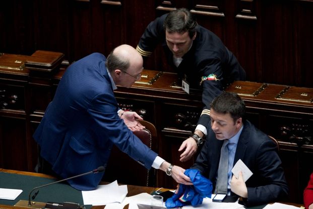 Corsaro (Fdi) consegna maglia degli Azzurri a Renzi: ''Deve pensare a tutti gli Italiani''