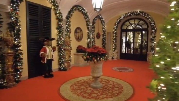 Berlusconi brucia tutti: "Tanti auguri di Natale da questo ragazzo un po' stagionato, che però ha il cuore sempre giovane"