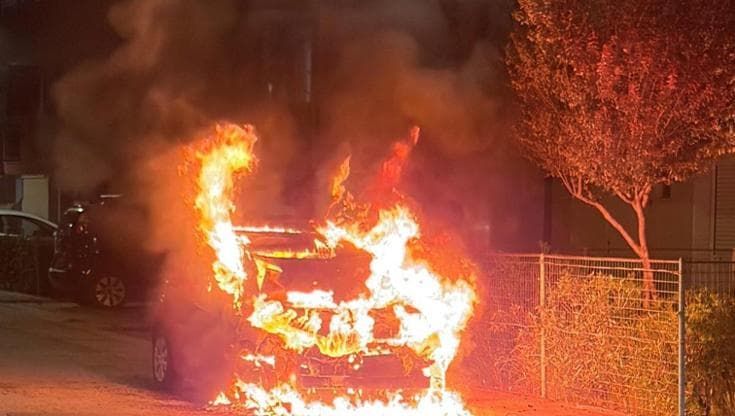 A fuoco l’auto della moglie di Lodispoto, presidente della Bat. “In azione un gruppo incappucciato”