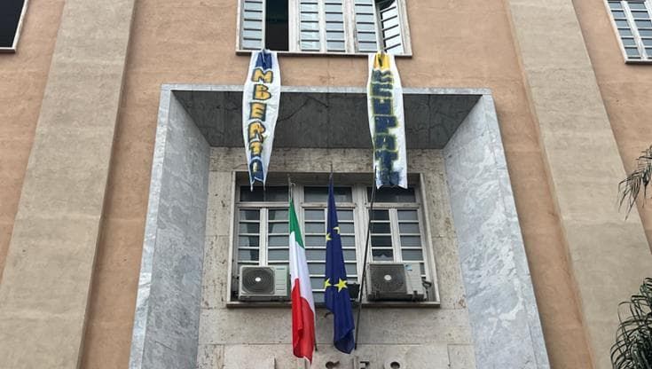 Scuola, occupati i licei Umberto, Mercalli, Genovesi e Sannazaro, la protesta si allarga