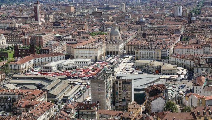 Torino, il Comune vara un piano da 148 milioni. Servirà per disoccupati, anziani, verde e strade