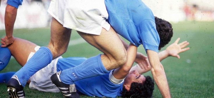 "Maradona è megl'e Pelé", così nacque quel brano leggendario