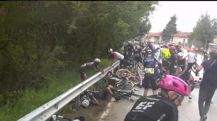 Terribile caduta al Giro: a 22 km dall’arrivo vanno giù 30 corridori, tappa neutralizzata