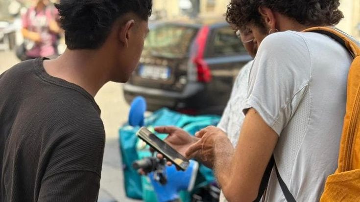 Rider, guide e operai al lavoro sotto al sole nonostante l’ordinanza: “Se ci fermiamo non mangiamo”