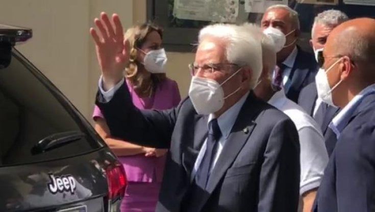 Mattarella ad Alghero tra la folla, a Messa nella chiesa di periferia