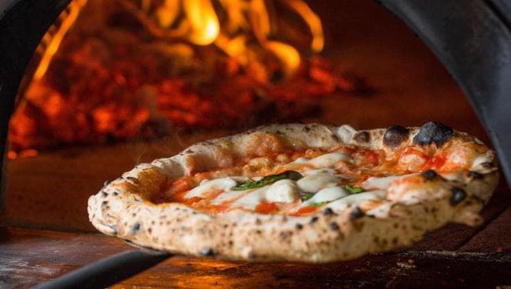 “Baci tra due donne in pizzeria”, in Trentino scoppia un caso. Arcigay: cacciate dal locale