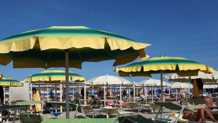 Il maltempo non frena l'apertura dei lidi pugliesi: "Lavori da rifare ma nessuna disdetta: per fine maggio tutti pronti"