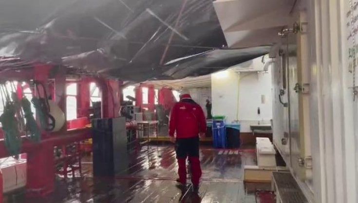 Migranti,  Ocean Viking arriva ad Ancona tra onde alte sei metri. Piantedosi: "Soddisfatti della scelta, i salvataggi li fa lo Stato"