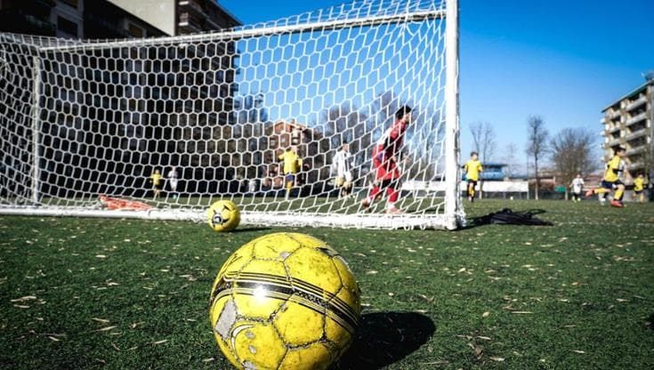 Prato, a 15 anni insulta e spintona l’arbitro dopo l’espulsione: il padre lo incita in tribuna