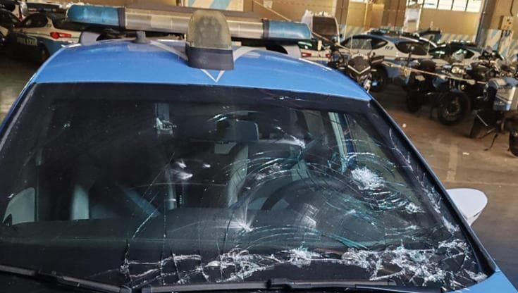Tentano di bloccare una corsa fra moto, nove poliziotti feriti dalla folla