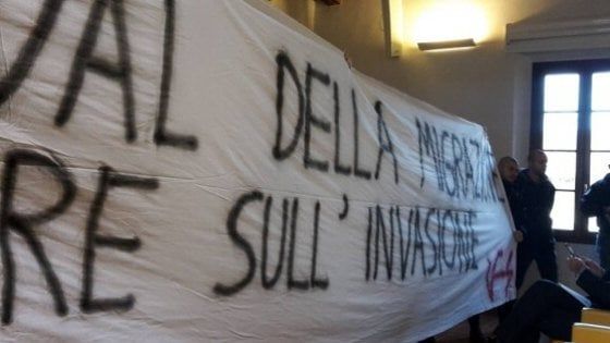 Modena, skinhead irrompono a festival sulle migrazioni