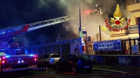 Roma, in fiamme Eurospin a Casal de' Pazzi: nessun ferito