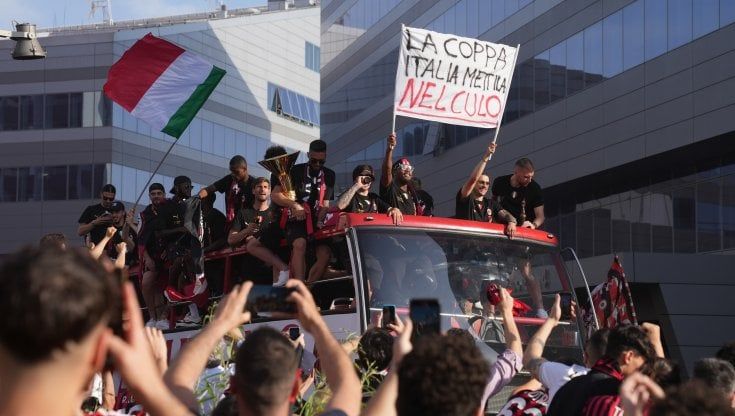 Milan, striscione offensivo contro l'Inter durante la festa scudetto. Indaga la procura