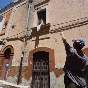 Bari, trovato il cadavere di un uomo di 75 anni: era morto in casa da diversi anni 