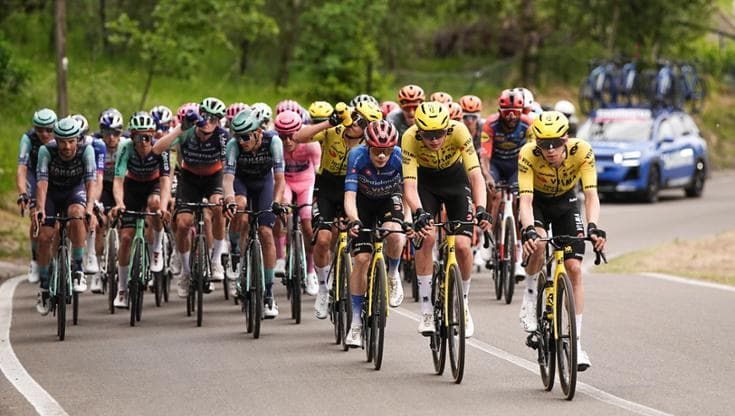 La giuria avverte i corridori del Giro d’Italia: “Non fate la pipì nelle borracce”