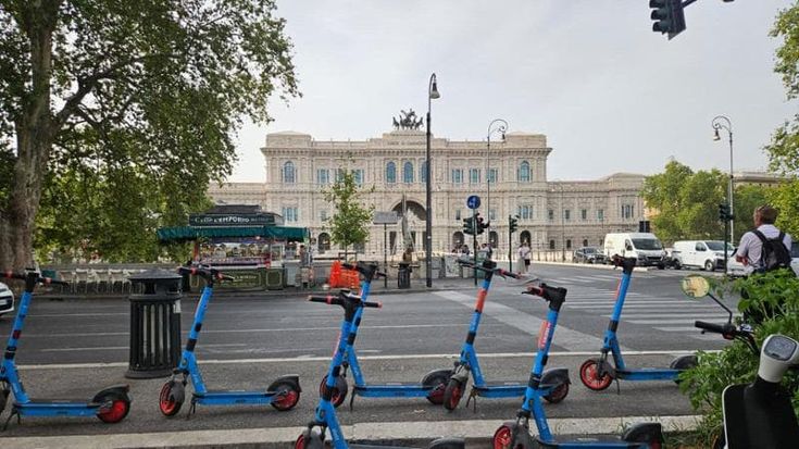 Monopattini fuori regola, l’ultimatum agli operatori: “Revoca delle licenze”
