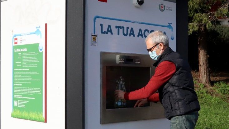 La Milano da bere? Alle case dell'acqua del Comune. Consumi raddoppiati: "Così si risparmia"