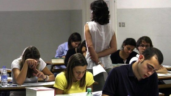 Scuola, quel bonus da 500 euro per i prof che rischia di sparire: "Spendete tutto entro il 31 agosto"  