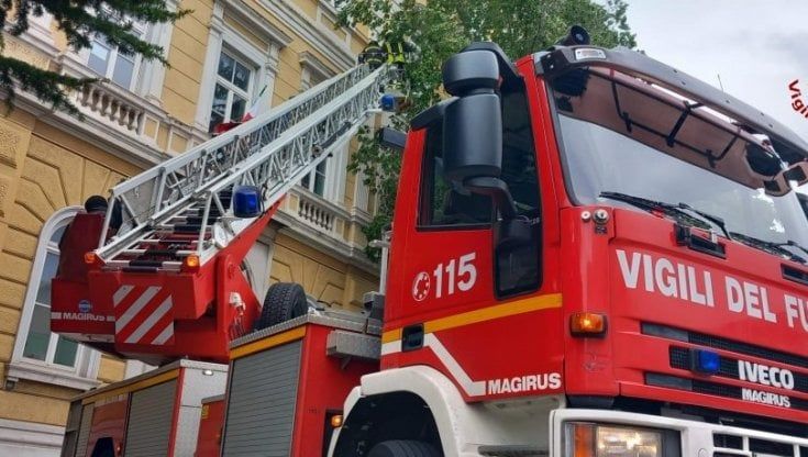 Firenze, incendio in un appartamento in via Bolognese, traffico bloccato alle Cure