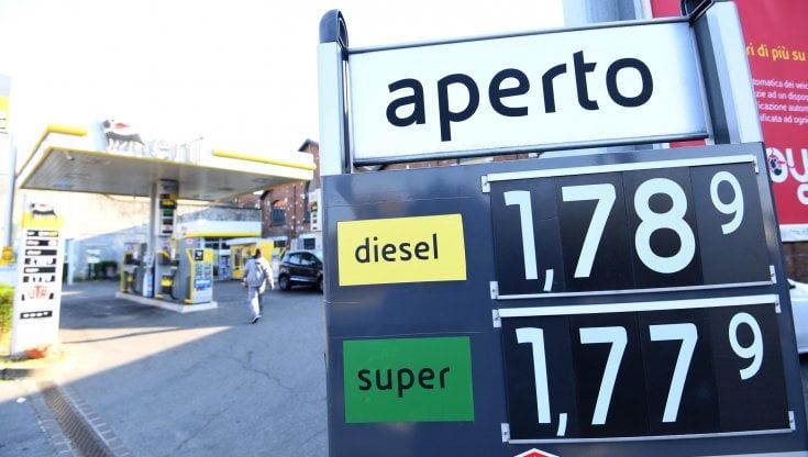 Benzina, il taglio dura poco: i prezzi tornano a salire