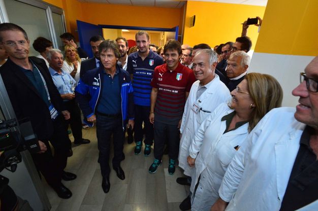 Nazionale a Bari, Conte e Chiellini dai bimbi malati:<br />"Ci sono battaglie pi&ugrave; dure di quelle del calcio"