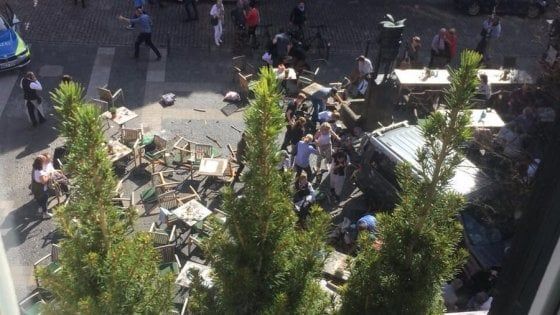 Germania, furgone sulla folla a Münster: tre morti e decine di feriti. Suicida l'attentatore 