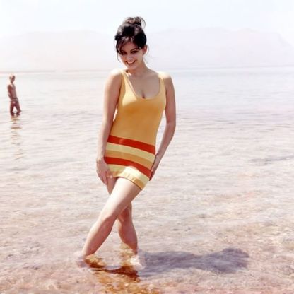 Da Sandrelli a Cardinale, bellezze al bagno in costume