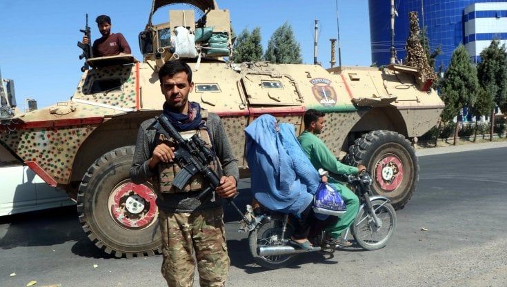 Afghanistan, esplosioni e sparatorie a Kabul. I talebani rivendicano