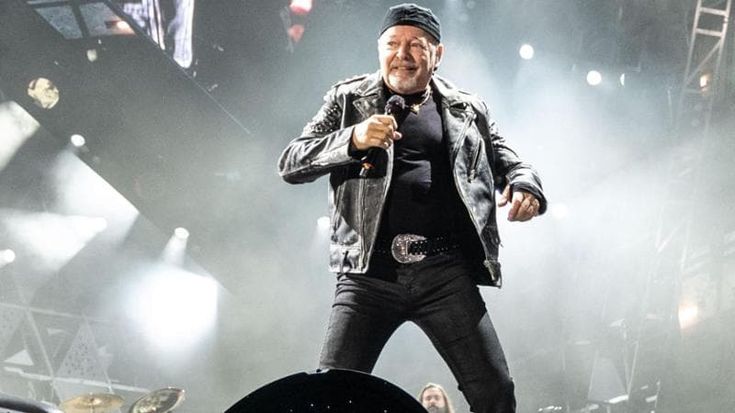 Vasco Rossi, per i biglietti code online fino a 100 mila persone: il rischio che finiscano subito