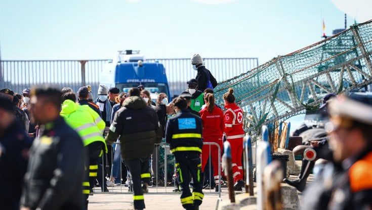 La Life Support di Emergency fa rotta verso il porto di Livorno con trentacinque profughi